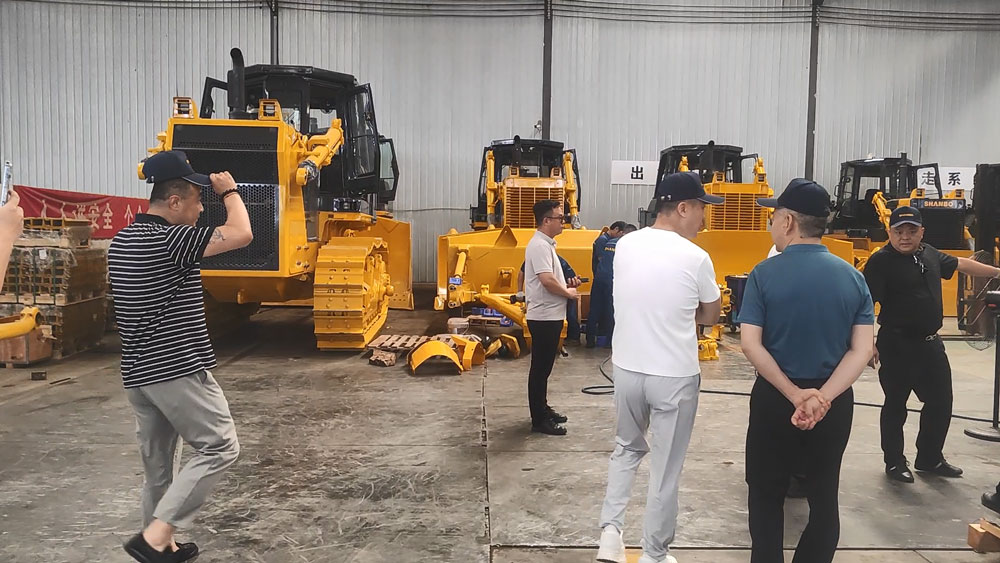 Внутренние китайские клиенты посещают завод и приобретают бульдозеры SD46 и экскаваторы SH220